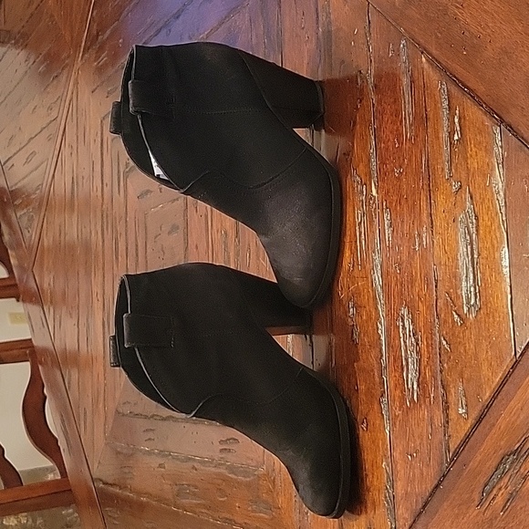 Vince Camuto Shoes - Vince Camuto Hillsy Bootie in Sequoia Tumbled Buff Goat Sz 7.5